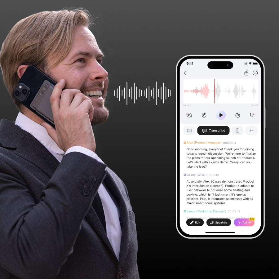 Hombre hablando por teléfono con Plaud Note, la app Plaud muestra la transcripción de la conversación.
