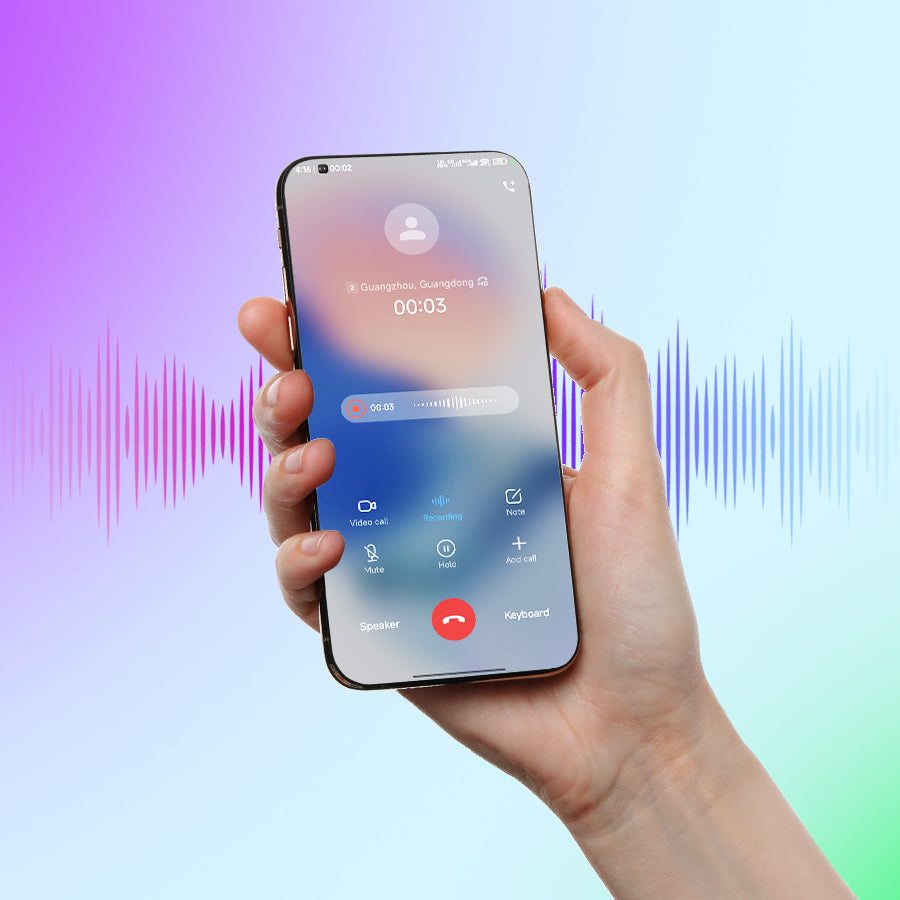 Mano sosteniendo un smartphone con interfaz de llamada y función de grabación activa. Ondas de sonido de fondo.