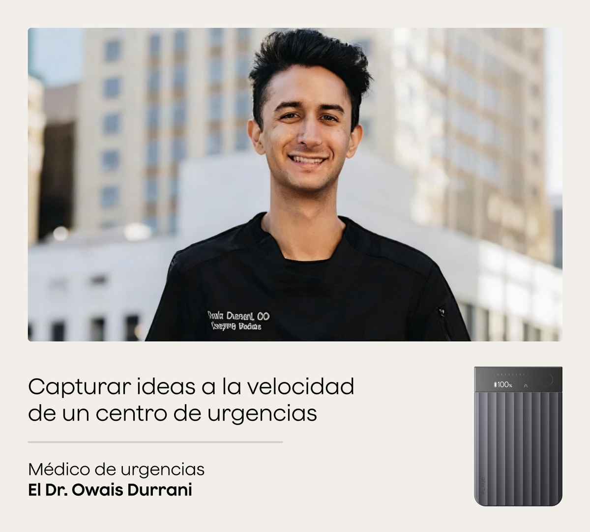 Dr. Owais Durrani, médico de urgencias, sonríe con un Plaud Note Pro gris para capturar ideas.