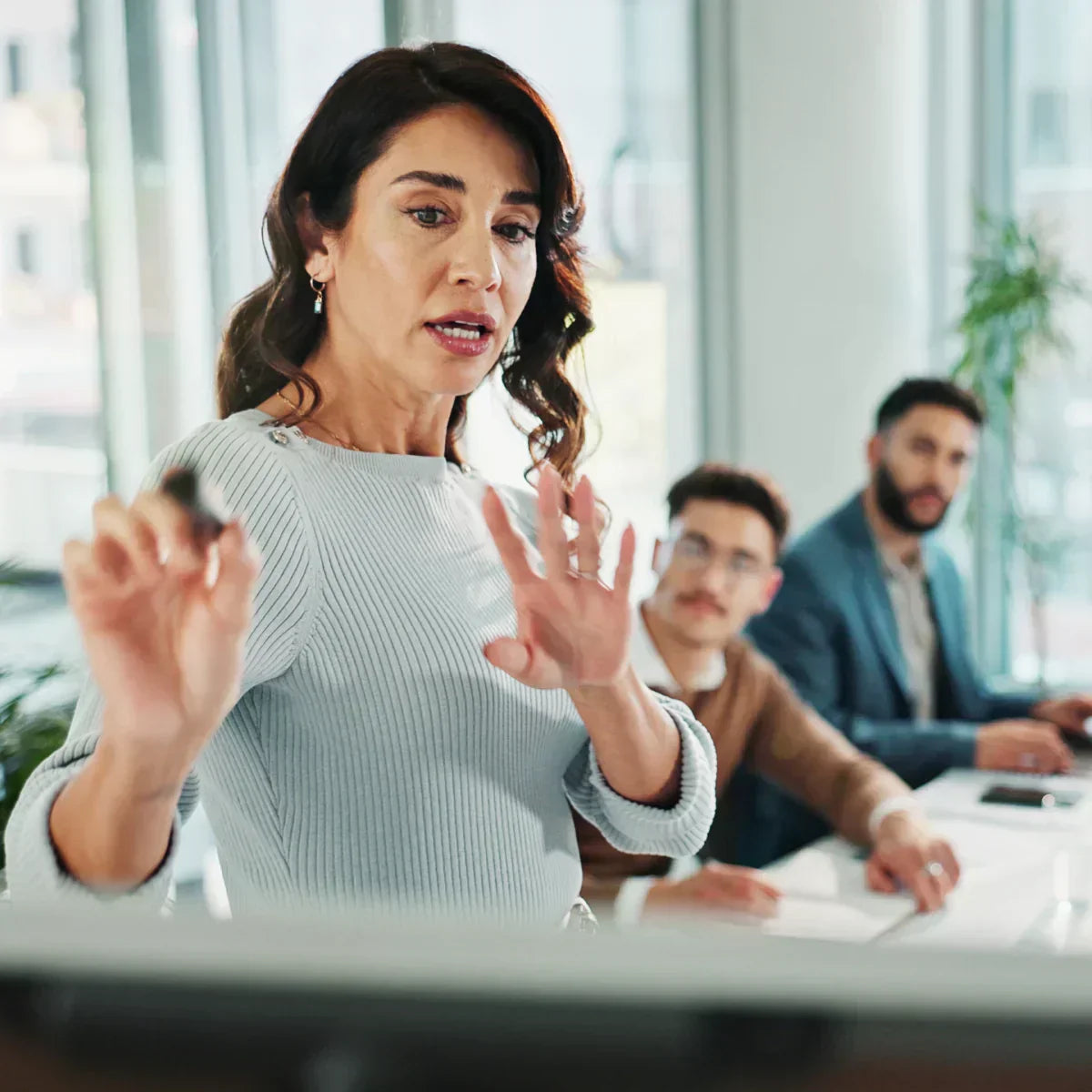 Reunión de equipo mostrando distintos enfoques de liderazgo