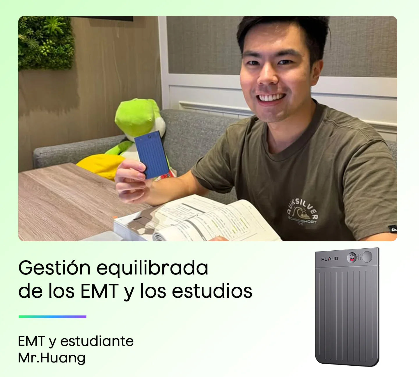 Hombre sonriente sostiene un Plaud Note Pro azul mientras estudia. También se muestra un Plaud Note Pro gris.