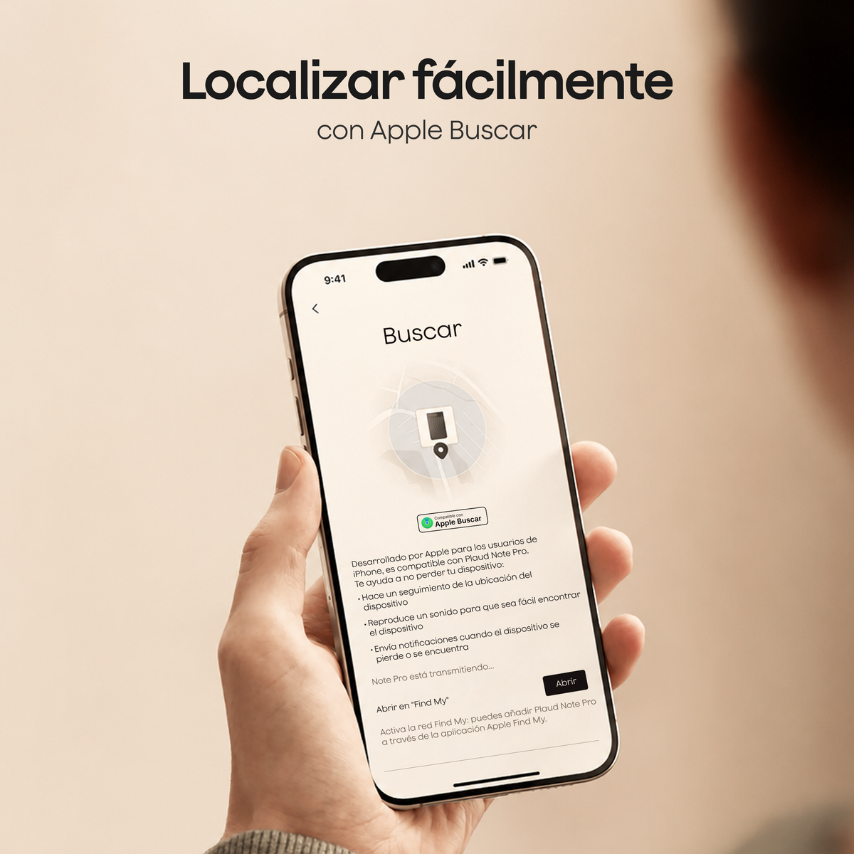 Una mano sostiene un iPhone que muestra la aplicación Buscar para localizar un Plaud Note Pro mediante la red Apple Find My.