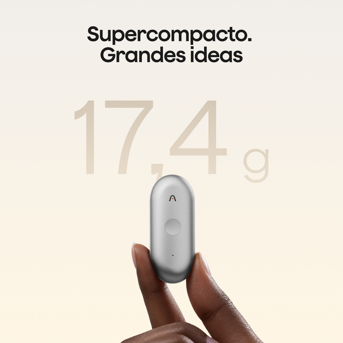 Una mano sostiene un Plaud NotePin S plateado bajo el texto "Supercompacto. Grandes ideas" y la cifra de su peso, 17,4 gramos.