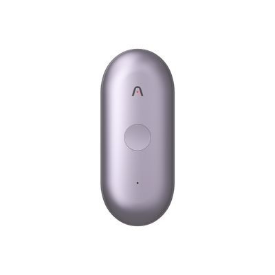 Grabadora de voz con IA Plaud NotePin S en color púrpura, con un botón circular en el centro y un diseño de cápsula minimalista.