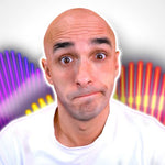 Hombre calvo con expresión de sorpresa o confusión, con ojos muy abiertos, sobre un fondo de ondas de luz coloridas.