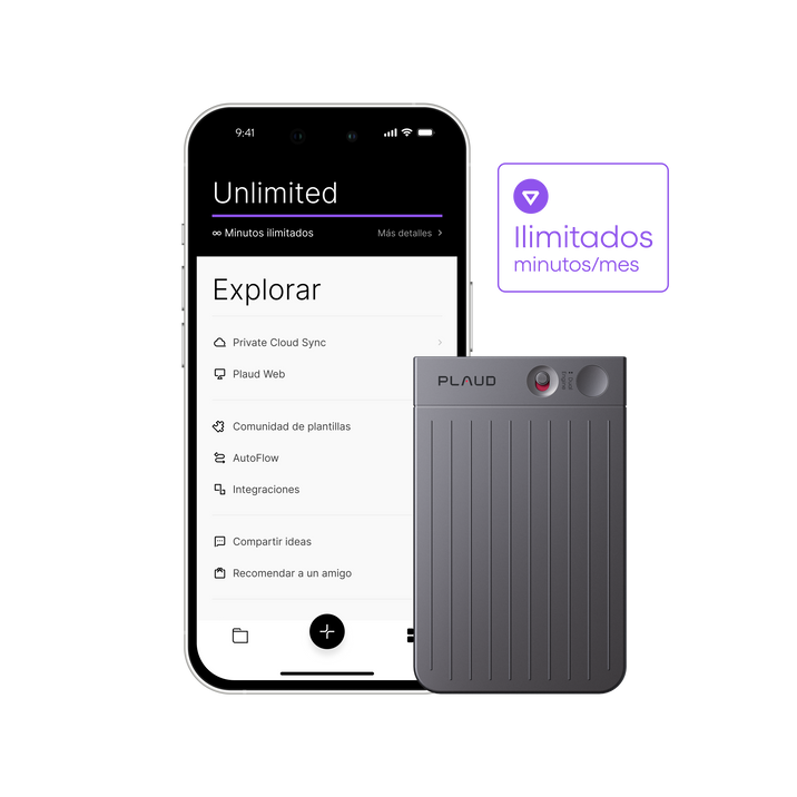 Plaud Note gris junto a un iPhone con la Plaud App mostrando el plan Unlimited y sus funciones.