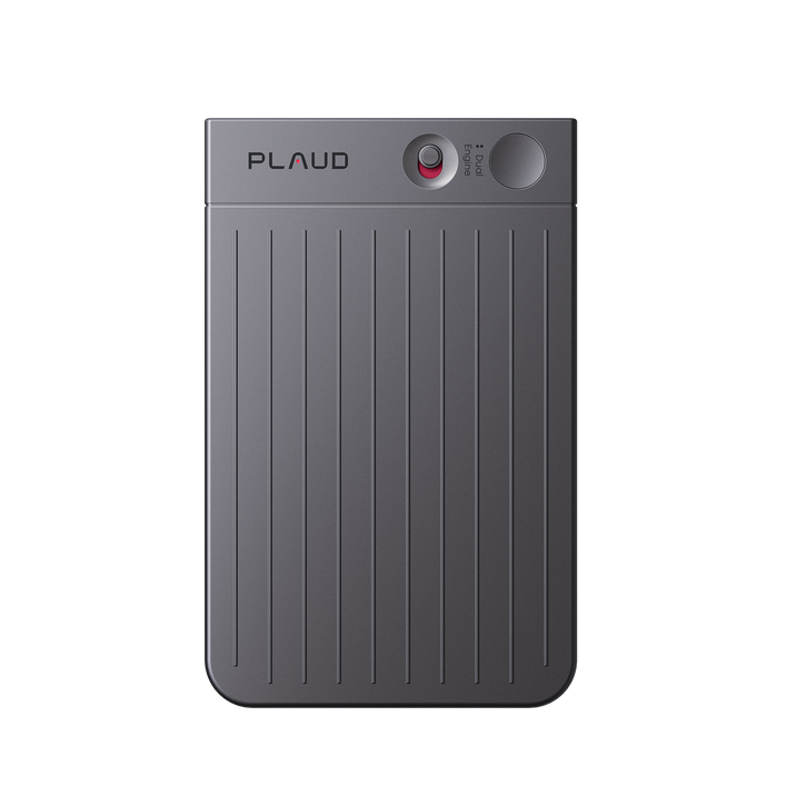 Plaud Note gris oscuro, vista trasera con textura acanalada, logo Plaud y botones de control.