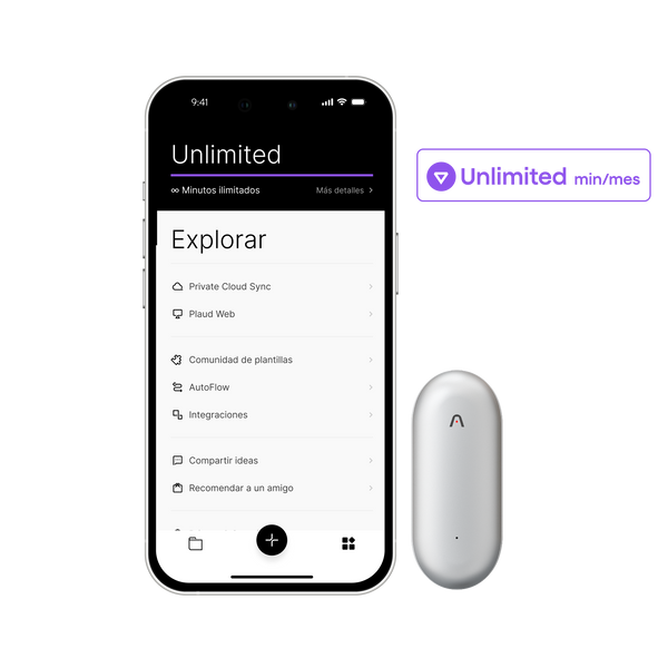 Un smartphone blanco muestra la Plaud App con el plan Unlimited y un Plaud NotePin plateado, destacando sus funciones.