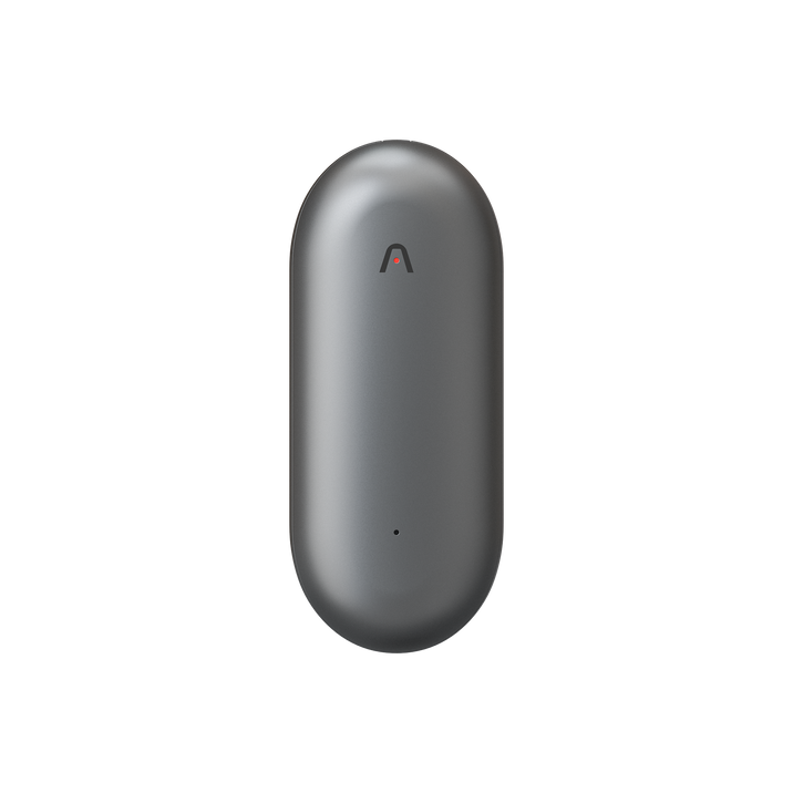 Plaud NotePin gris, un grabador de voz AI compacto y portátil.
