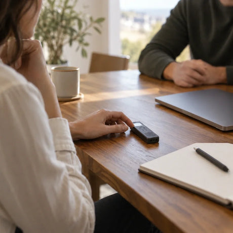 Dos profesionales preparan la grabación de una conversación de trabajo.