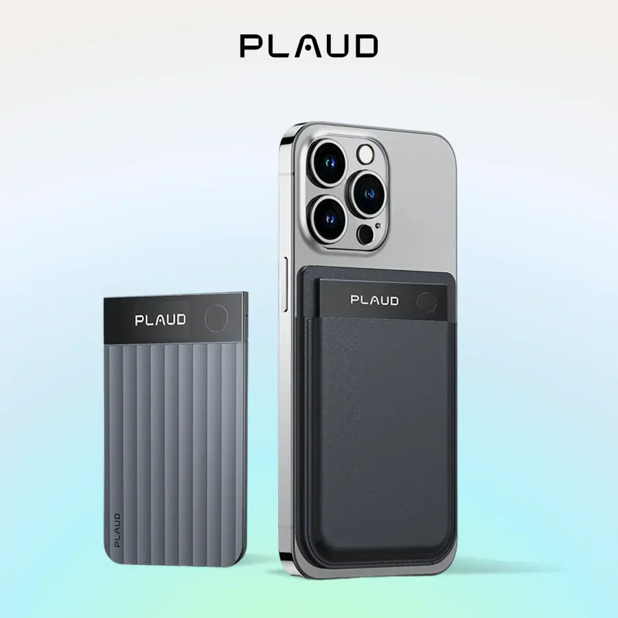 Plaud Note Pro gris y Plaud Note negro adherido a un teléfono inteligente plateado.