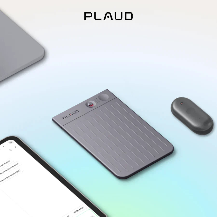 Plaud Note Pro gris y Plaud NotePin oscuro junto a un smartphone y laptop, mostrando la gama de grabadoras de voz Plaud AI.
