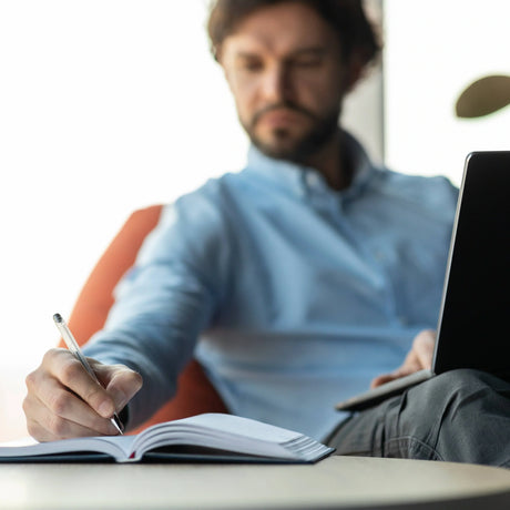 Consultor revisando notas desorganizadas de una reunión.