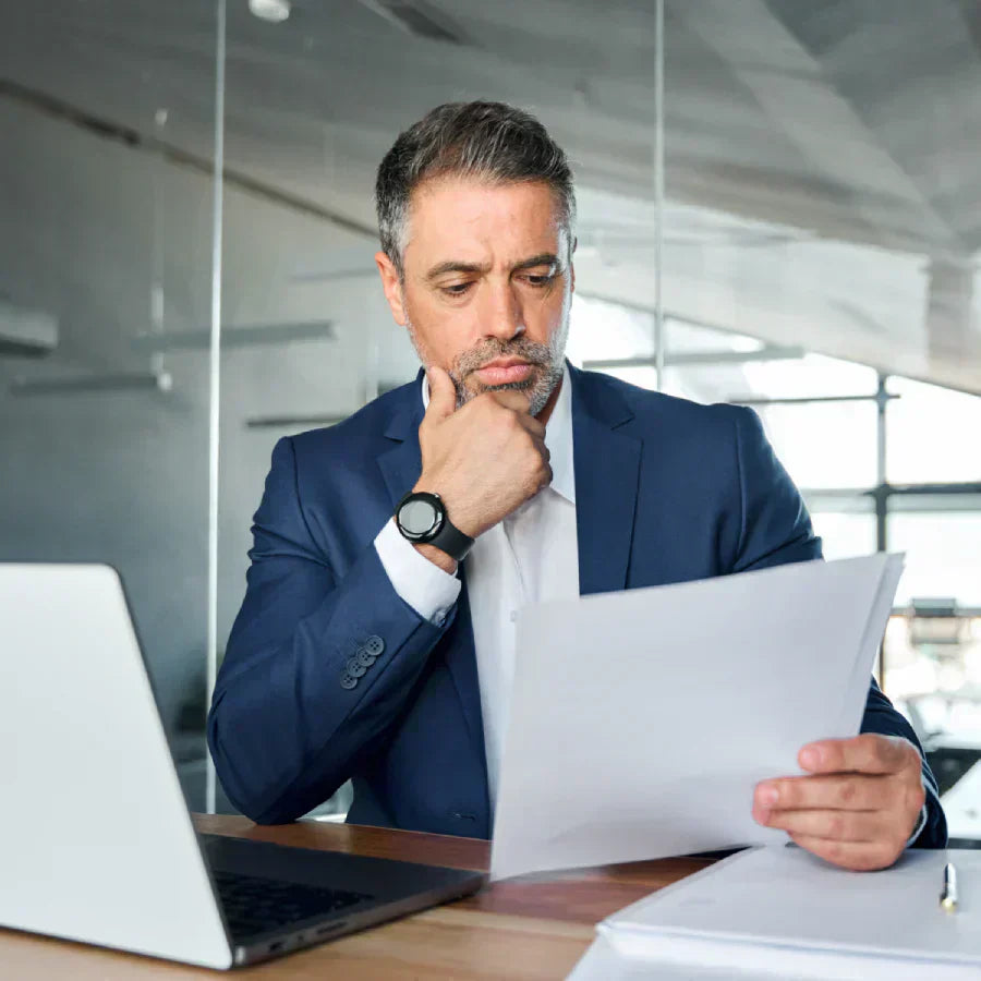 Persona reflexionando antes de tomar una decisión importante