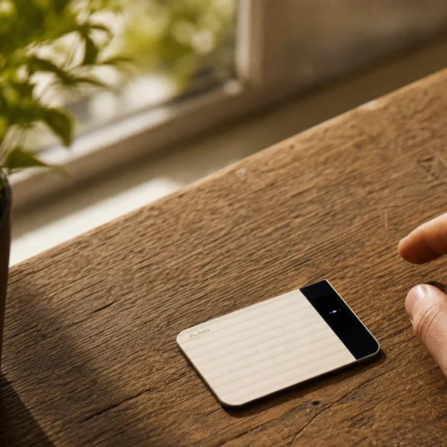 Plaud Note Pro sobre una mesa de madera junto a una ventana