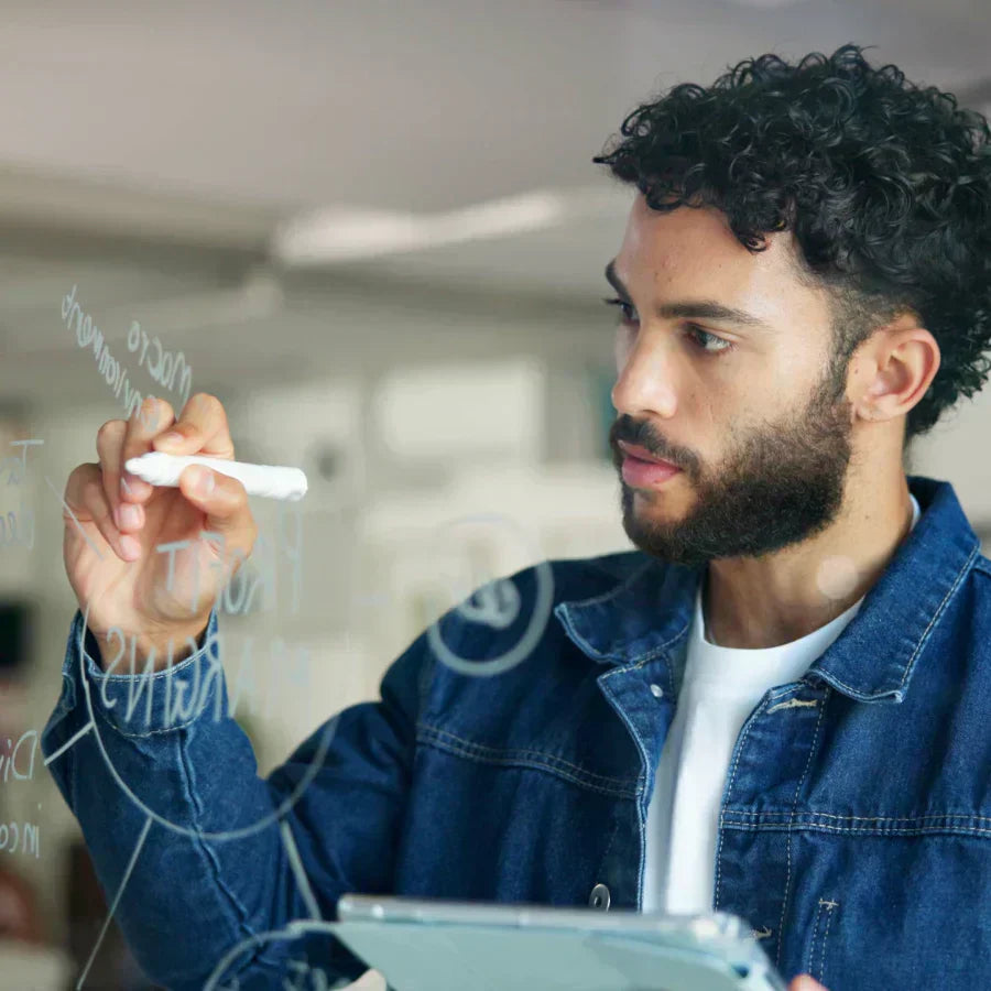 Persona planificando objetivos laborales a largo plazo con cuaderno y Plaud Note Pro