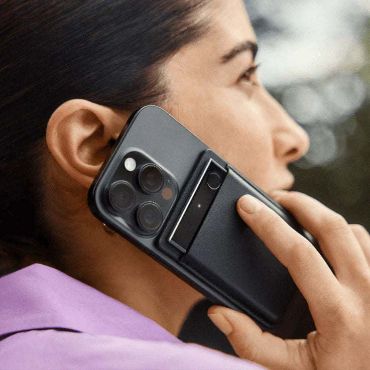 Mujer hablando por teléfono móvil con accesorio acoplado