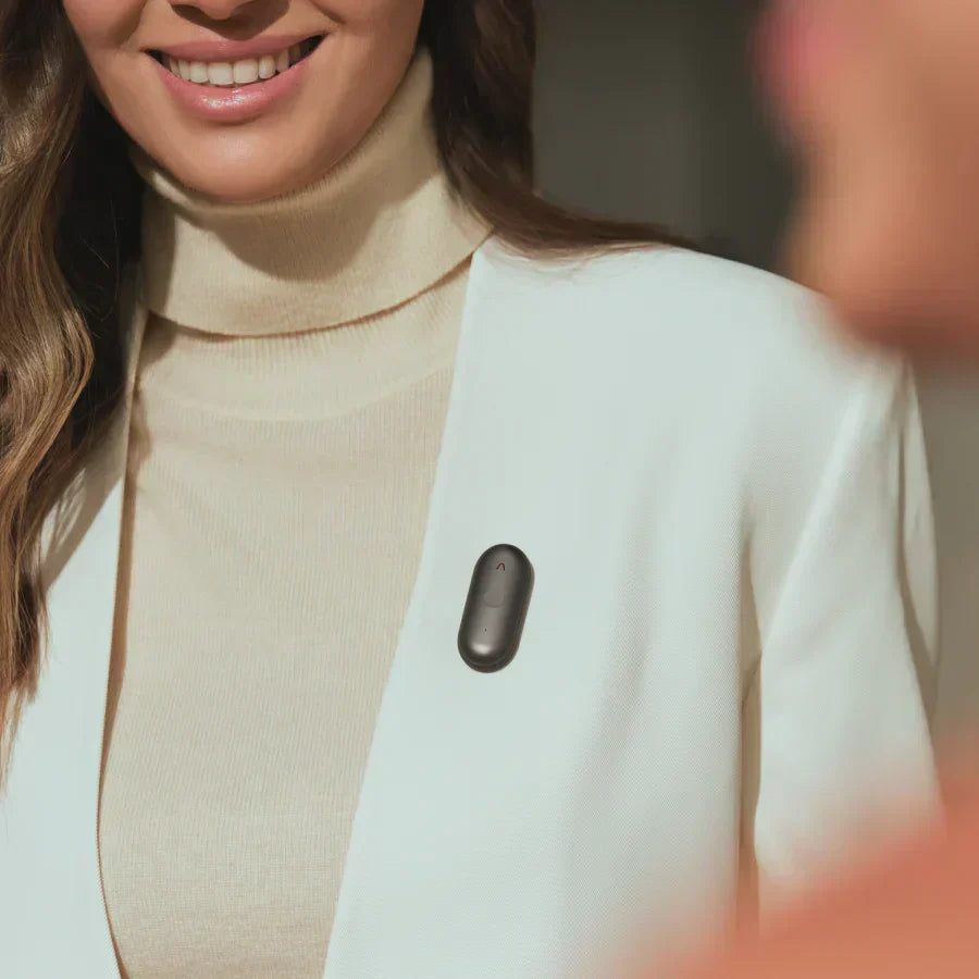 Dispositivo negro en chaqueta blanca