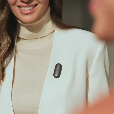 Dispositivo negro en chaqueta blanca