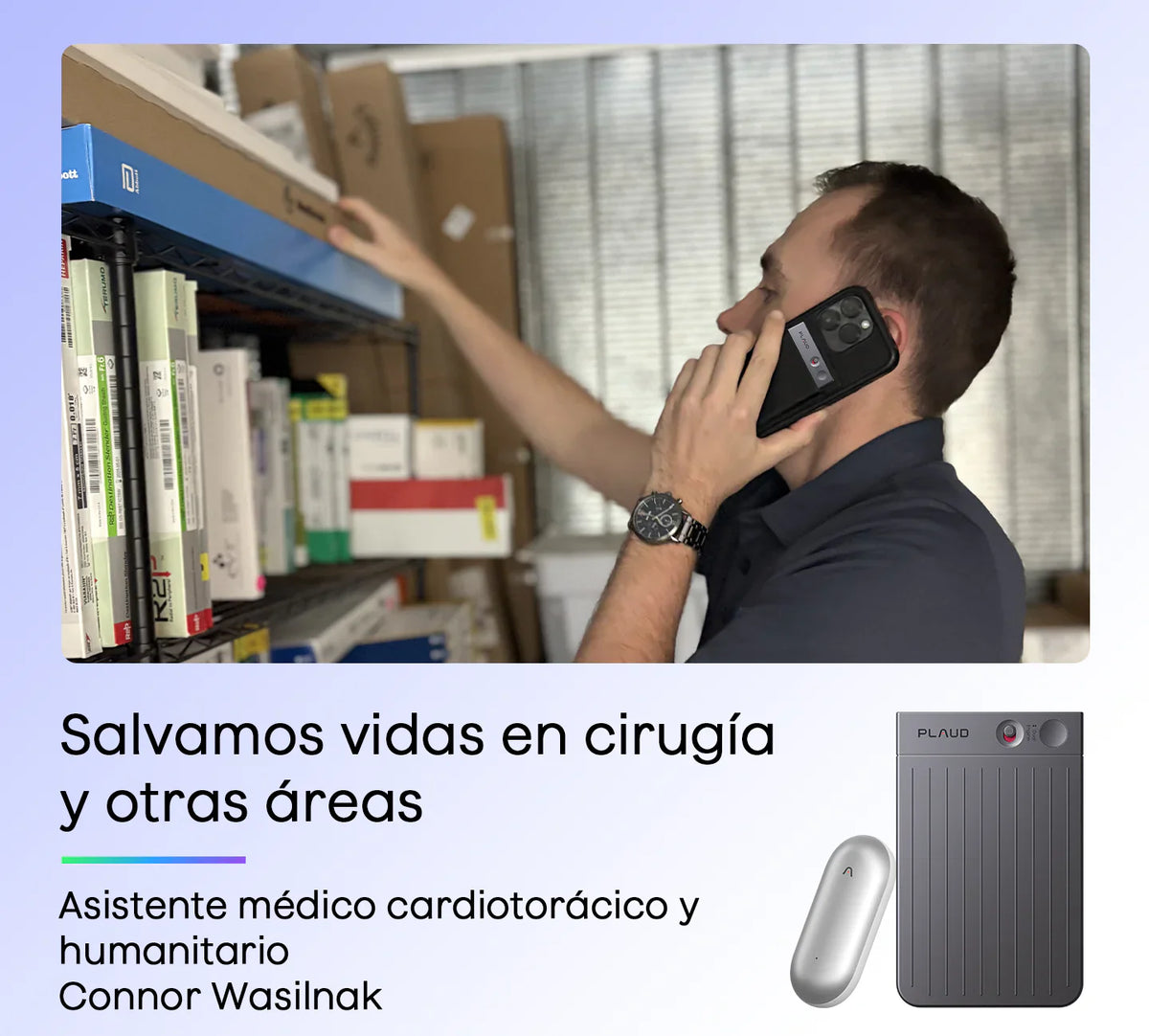 Connor Wasilnak, asistente médico, hablando por teléfono, con Plaud Note Pro gris y Plaud NotePin plateado.