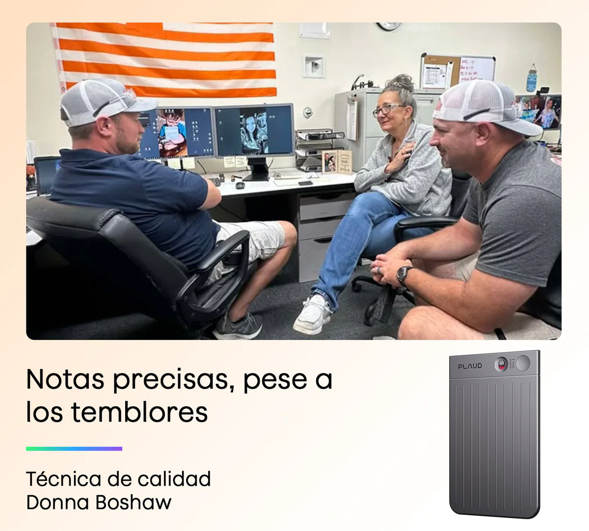 Tres personas conversando en una oficina, con una Plaud Note Pro gris con textura acanalada.