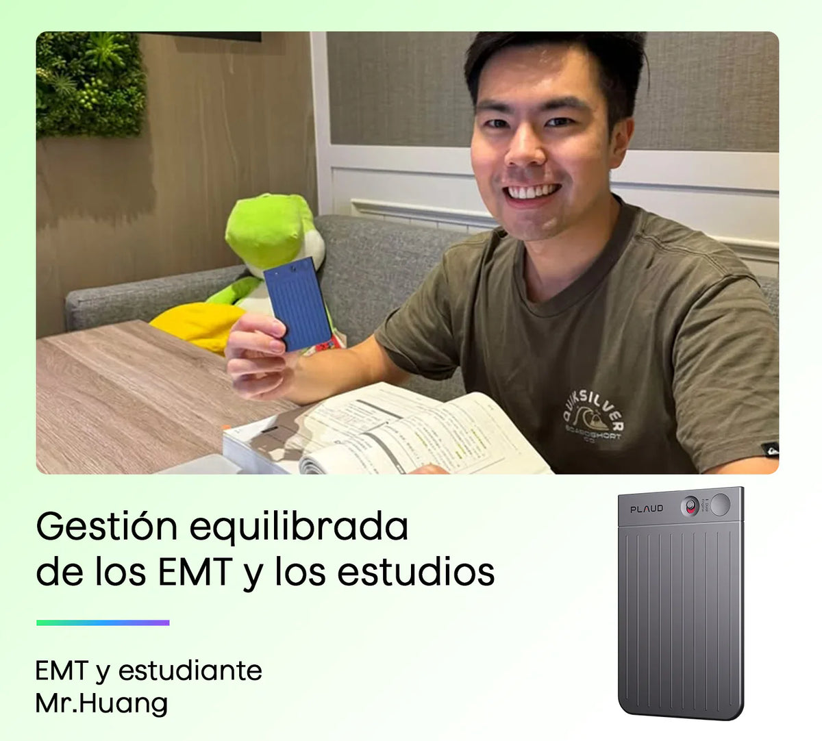 Hombre sonriente sostiene un Plaud Note Pro azul mientras estudia. También se muestra un Plaud Note Pro gris.