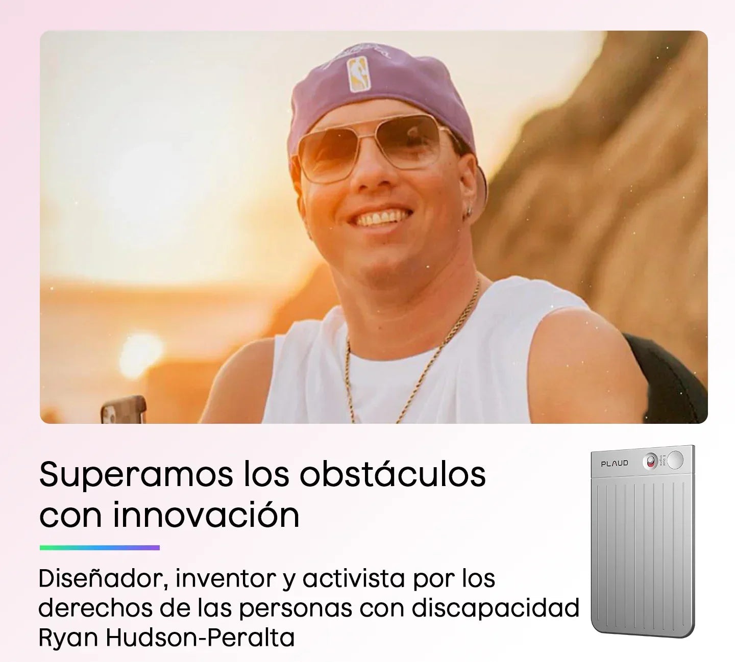 Ryan Hudson-Peralta sonriendo, con Plaud Note Pro plateado. Texto: Superamos obstáculos con innovación.