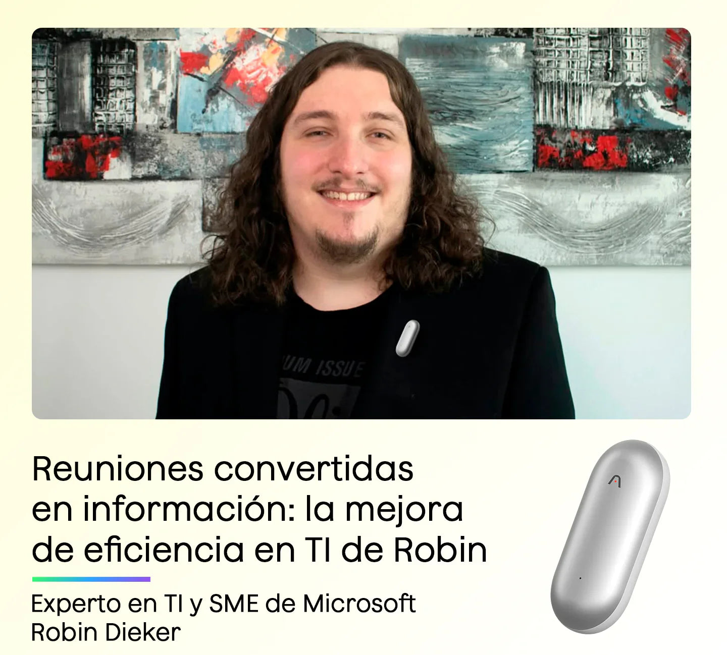 Robin Dieker, experto en TI, sonríe con un Plaud NotePin plateado, mejorando la eficiencia en reuniones.