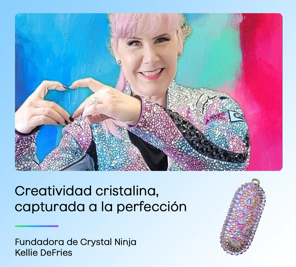 Kellie DeFries, fundadora de Crystal Ninja, sonríe con chaqueta brillante y un Plaud NotePin con cristales.