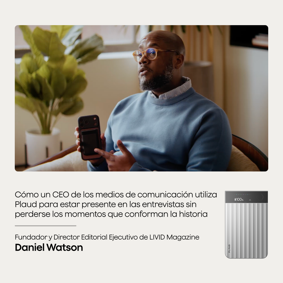 Hombre mostrando un Plaud Note negro en su teléfono, junto a un Plaud Note Pro plateado.