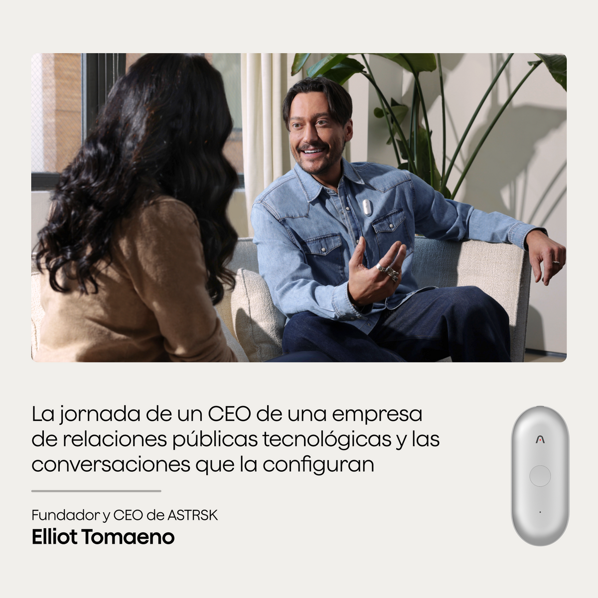 Elliot Tomaeno, CEO de ASTRSK, sonríe mientras conversa, llevando un Plaud NotePin S plateado en su camisa.