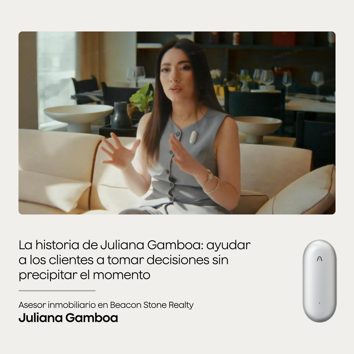 Juliana Gamboa, asesora inmobiliaria, hablando con un Plaud NotePin plateado. Se incluye una imagen del Plaud NotePin.