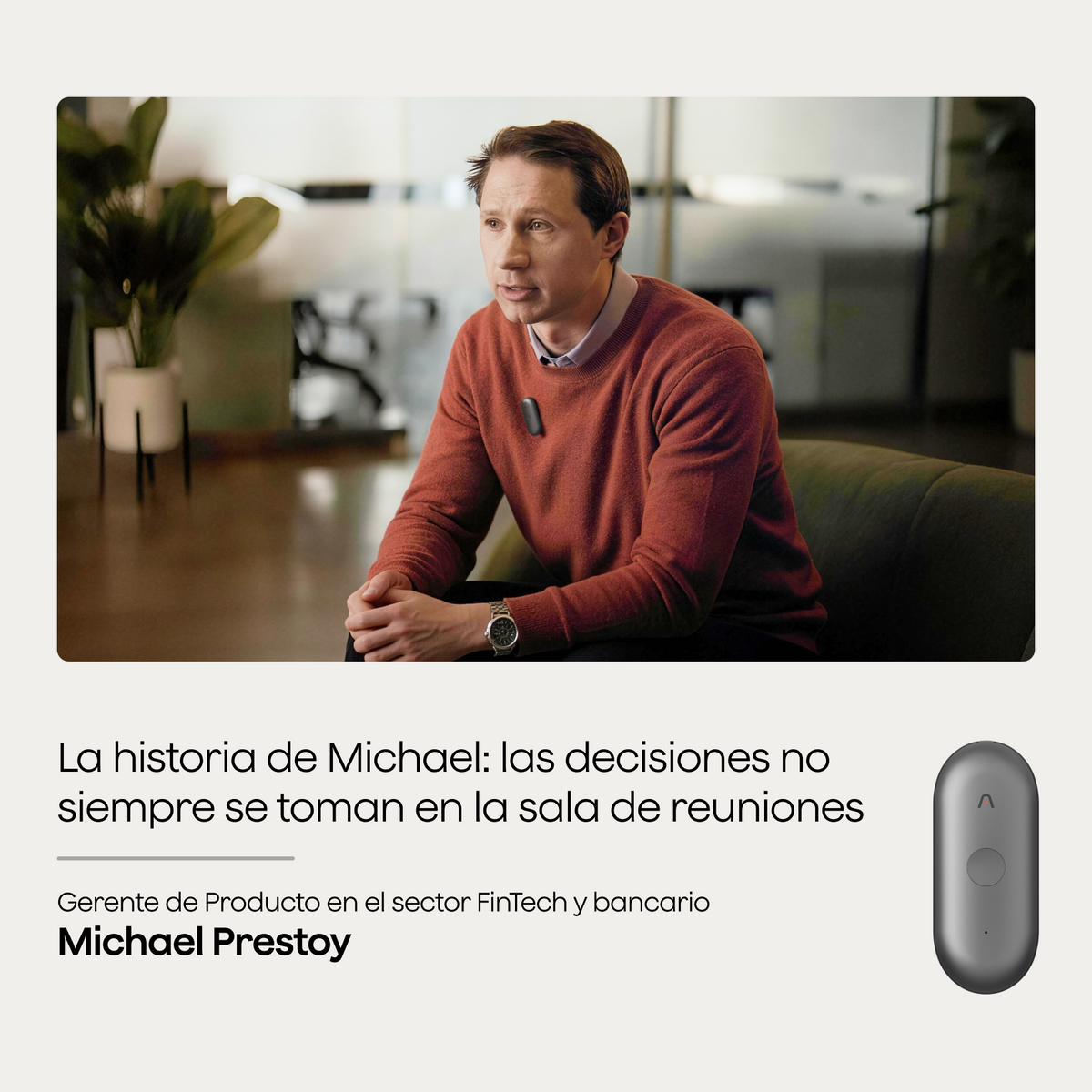 Michael Prestoy, gerente de producto, lleva un Plaud NotePin gris. Se muestra también el Plaud NotePin.