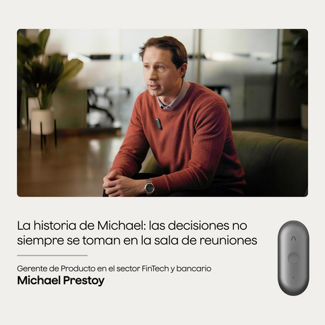 Michael Prestoy, gerente de producto, lleva un Plaud NotePin gris. Se muestra también el Plaud NotePin.