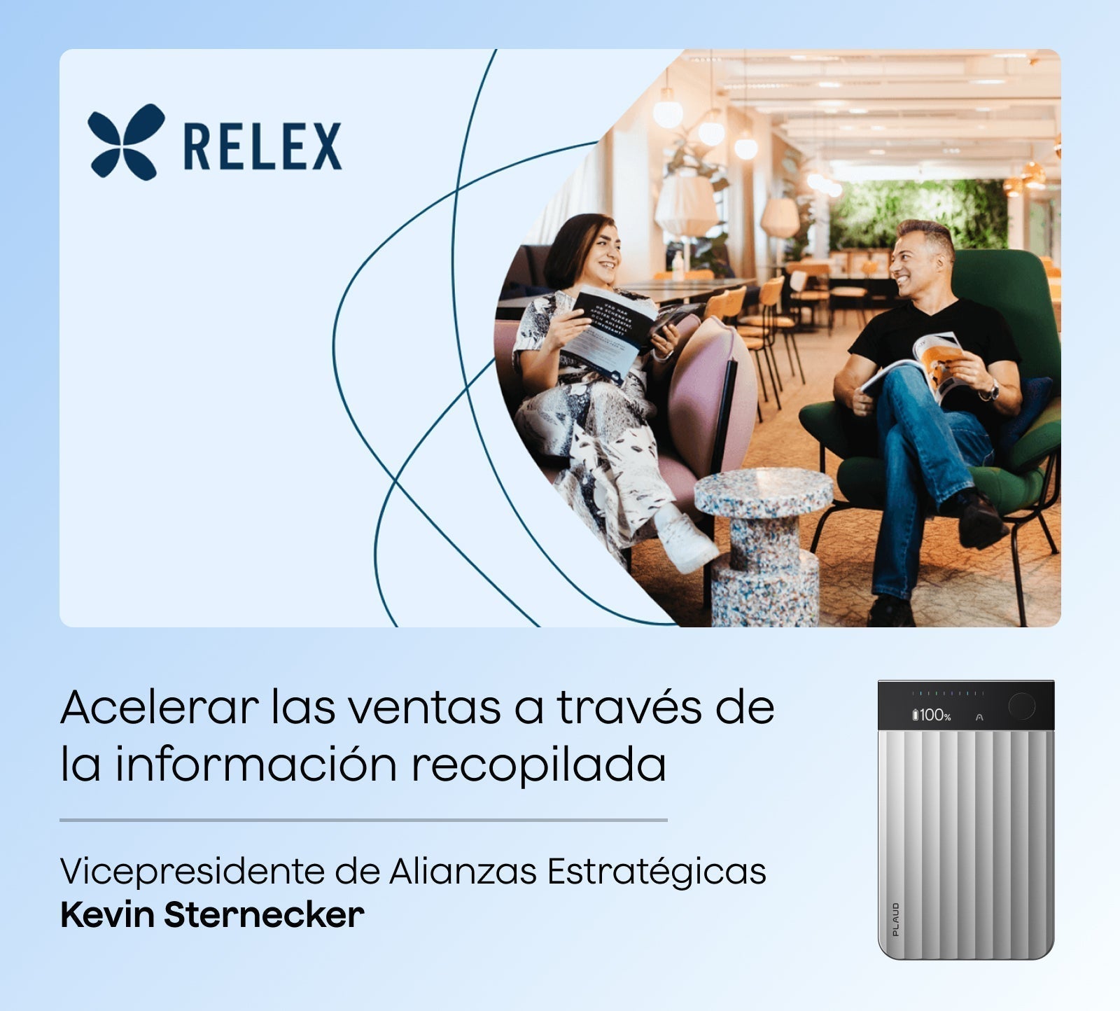 Plaud Note Pro plateado y dos personas sonriendo en una oficina moderna. Texto: Acelerar ventas con información recopilada.