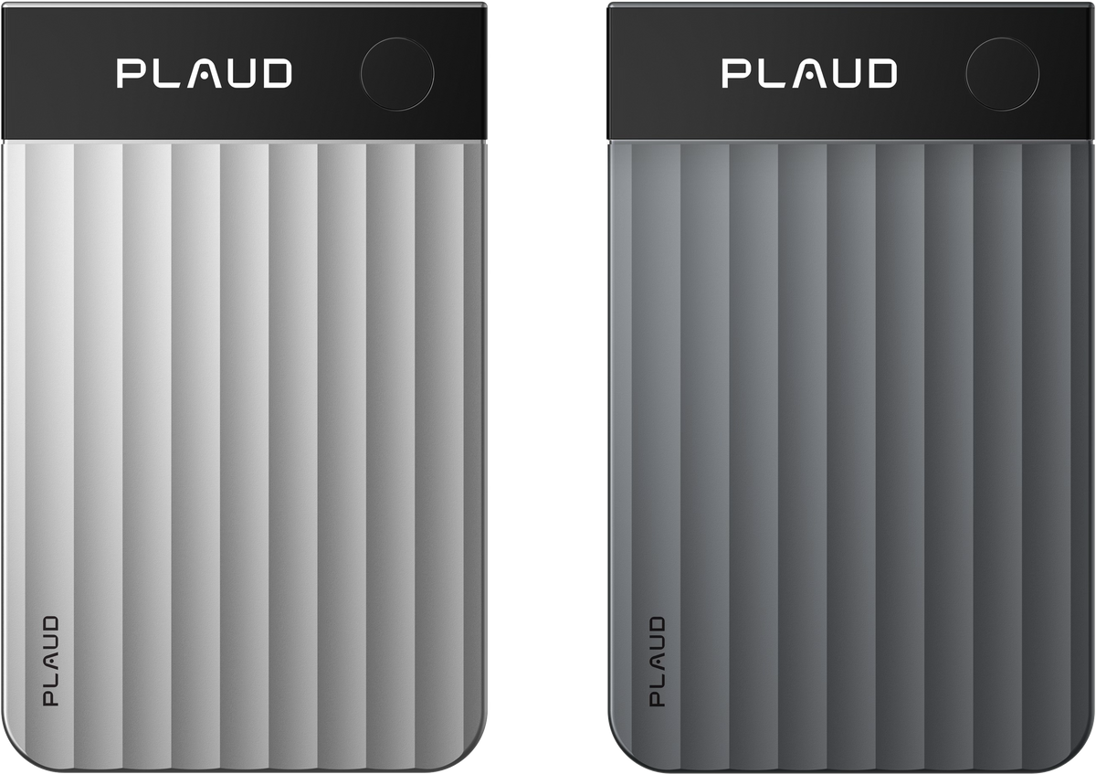Dos Plaud Note Pro, uno en gris claro y otro en gris oscuro, mostrando su diseño acanalado y el logo Plaud.