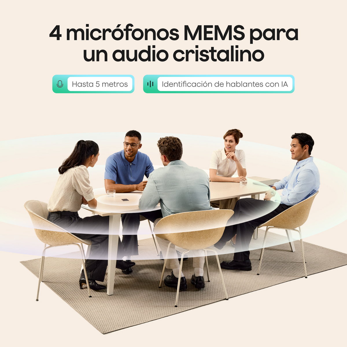 Cinco profesionales reunidos alrededor de un Plaud Note Pro con 4 micrófonos MEMS, alcance de 5 metros e identificación de hablantes con IA.