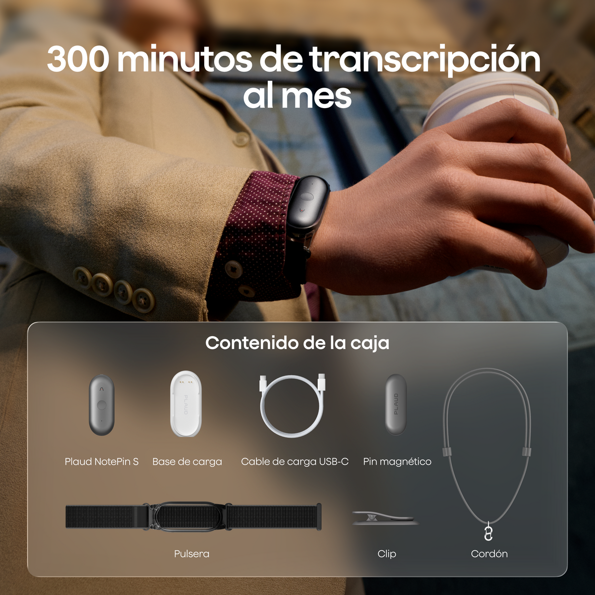 Una persona usa el Plaud NotePin S en su muñeca; el texto ofrece 300 minutos de transcripción al mes y muestra el contenido de la caja.