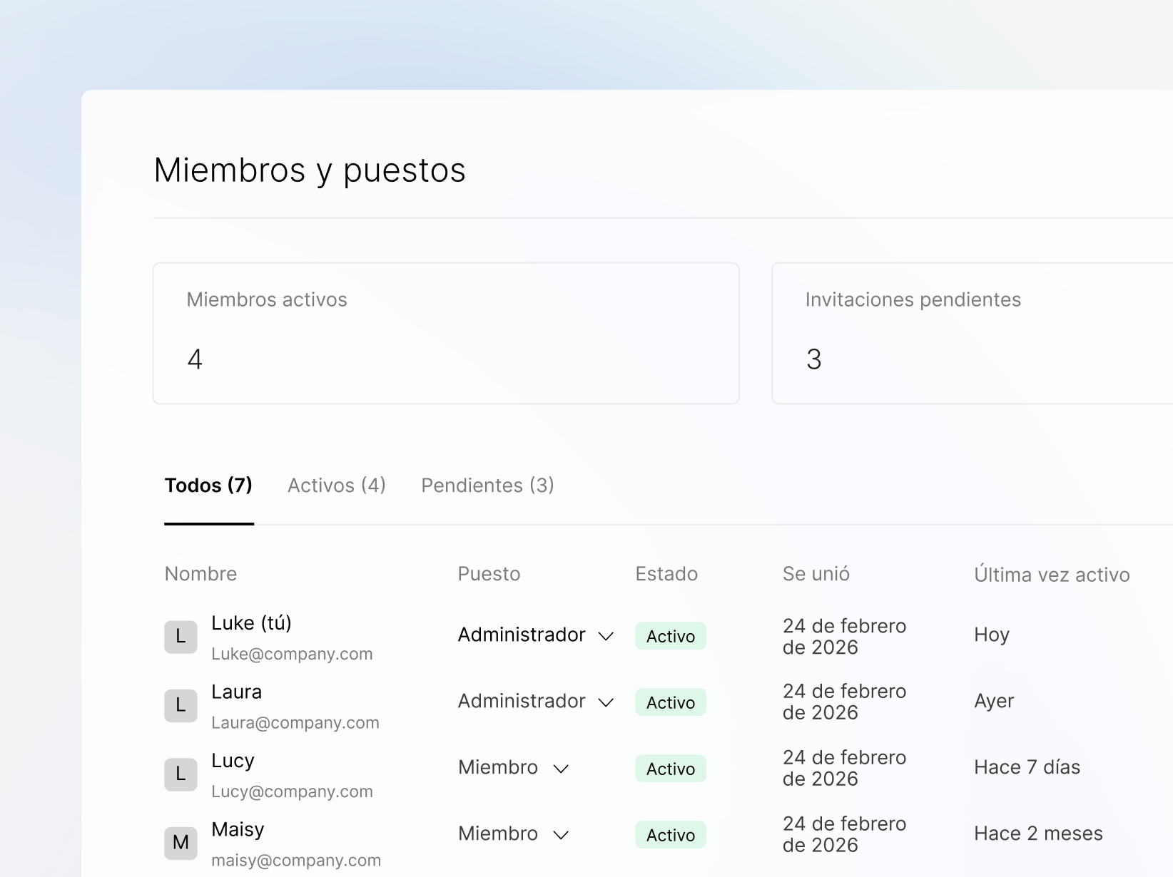 Interfaz de usuario de Plaud App mostrando la gestión de miembros y puestos, con 4 miembros activos y 3 invitaciones pendientes