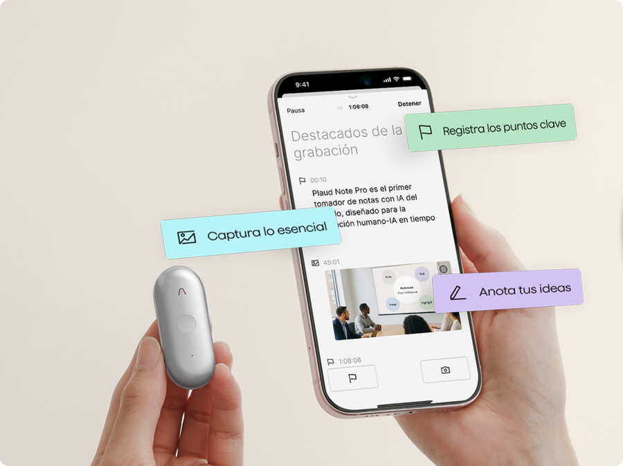 Plaud NotePin S plateado y smartphone con Plaud App. La app muestra destacados de grabación, captura de esenciales y anotació