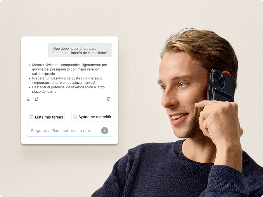 Hombre sonriente usando Plaud Note Pro con su teléfono, viendo sugerencias de IA para un cliente en la interfaz.