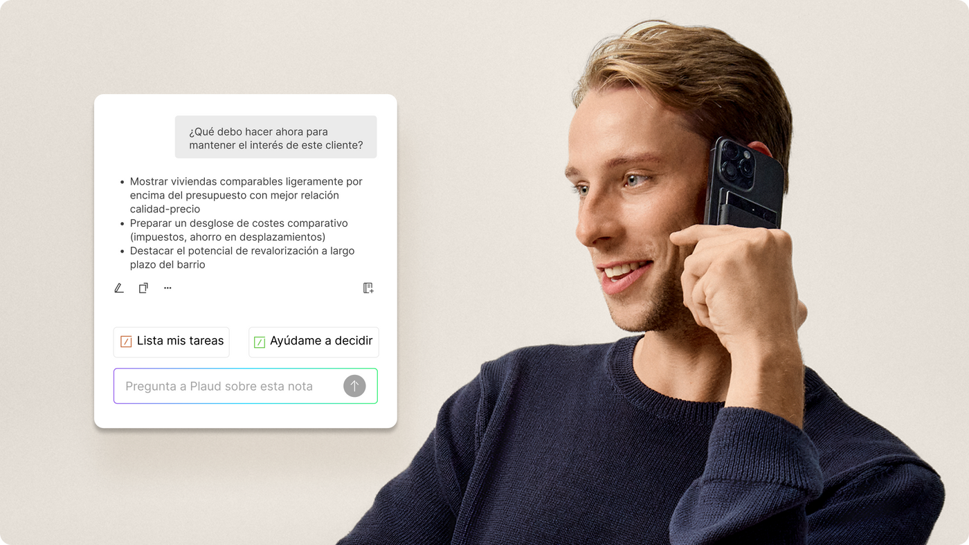 Hombre en llamada con Plaud Note Pro negro en su teléfono, viendo sugerencias de IA de Plaud App para un cliente.