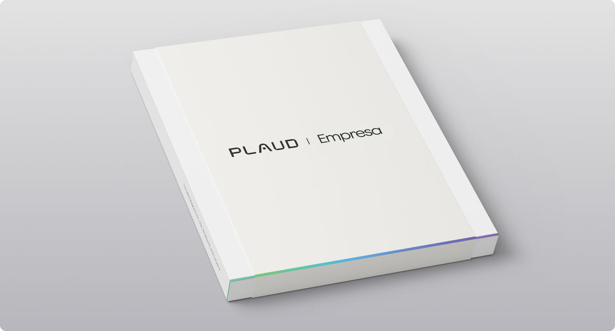 Caja de embalaje blanca de Plaud Empresa con un sutil borde iridiscente.