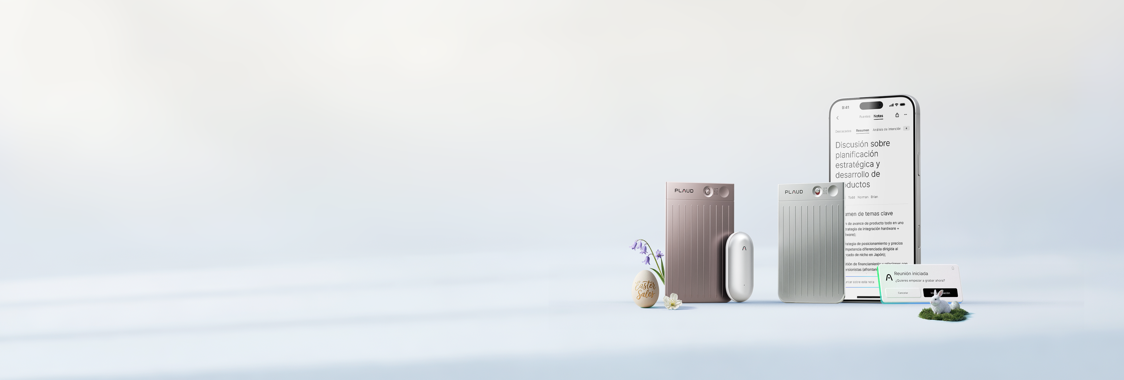 Dos Plaud Note Pro (taupe y plata), un Plaud NotePin blanco y un smartphone con transcripción, con decoración de Pascua.