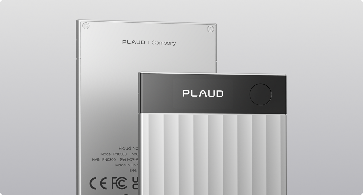 La parte frontal del Plaud Note Pro es plateada, tiene una textura acanalada y la parte trasera es lisa.