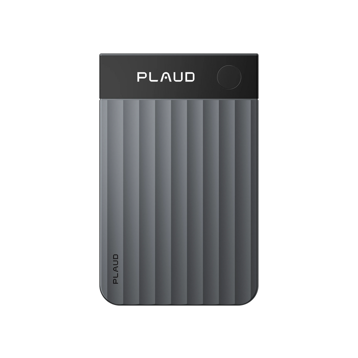 Un Plaud Note Pro gris oscuro con una pantalla superior negra y un botón redondo, mostrando su diseño acanalado.