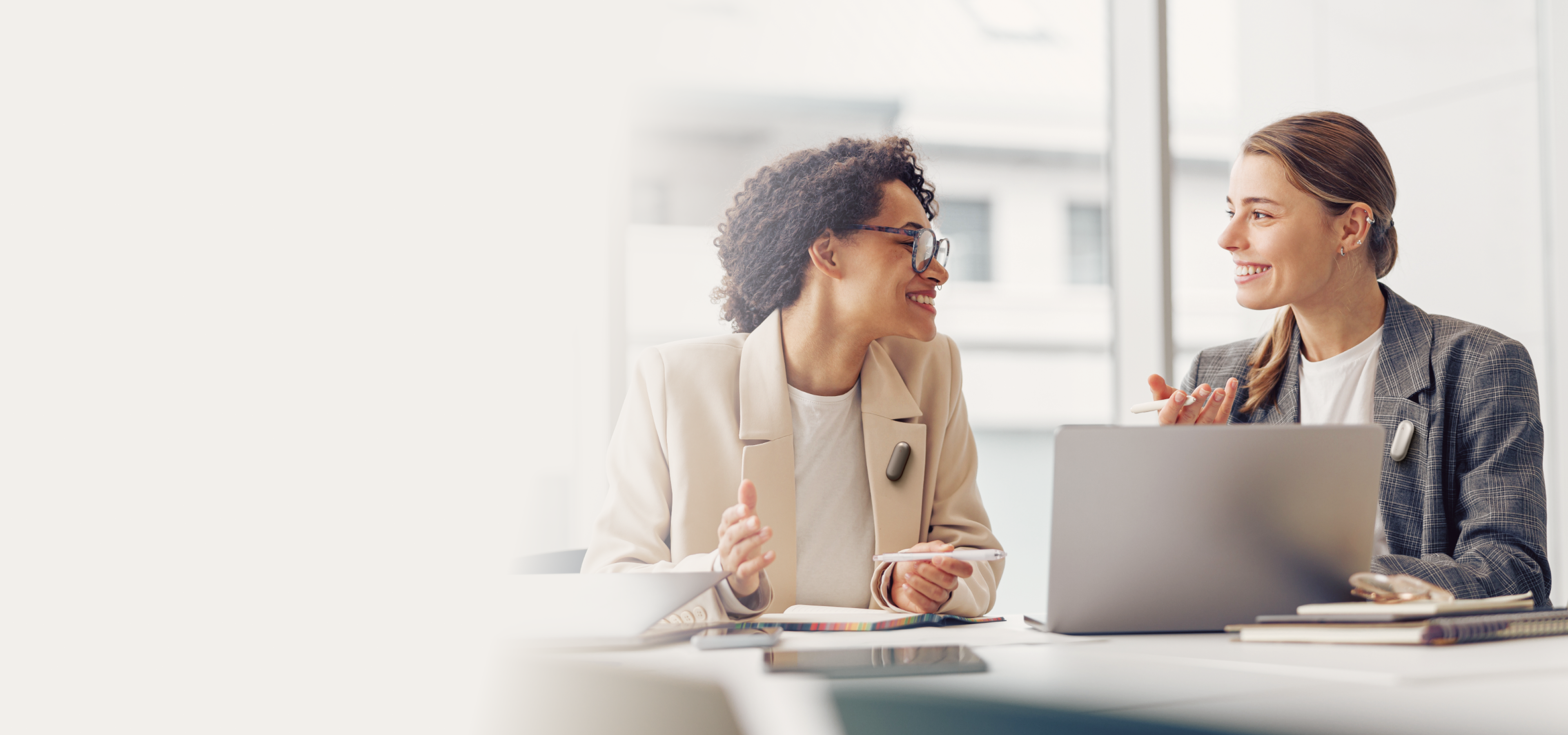 <style>
    .banner-xmas .line1, .banner-xmas .line3 {
        font-weight: 400;
        font-size: 26px;
        line-height: 1.3;
        color: #000000;
    }
    .banner-xmas .line2 {
        font-weight: 600;
        font-size: 52px;
        line-height: 1;
        color: #000000;
    }
    .banner-xmas .line2 span {
        font-size: 72px;
        line-height: 1;
        letter-spacing: -0.02em;
        color: #000;
    }

    @media screen and (max-width: 1600px) {
        .banner-xmas .line1, .banner-xmas .line3 {
            font-size: 26px;
        }
        .banner-xmas .line2 {
            font-size: 53px;
        }
        .banner-xmas .line2 span {
            font-size: 90px;
        }
    }

    /* ===== Mobile 调整：缩字 + 只上移第2/3行 ===== */
    @media screen and (max-width: 768px) {
        /* 文字缩小一点 */
        .banner-xmas .line1, .banner-xmas .line3 {
            font-size: 18px;  /* 原 24px */
        }
        .banner-xmas .line2 {
            font-size: 34px;  /* 原 42px */
            margin-top: -10px; /* ✅ 第二行往上移（不动第一行） */
            margin-bottom: 6px;
        }
        .banner-xmas .line2 span {
            font-size: 52px;  /* 原 64px */
        }
        .banner-xmas .line3 {
            margin-top: 6px; /* ✅ 第三行跟着往上 */
        }
    }
</style>

<div class="banner-xmas">
    <p class="line1">7–9 de marzo｜Día de la Mujer</p>
    <p class="line2"><span>20 %</span> DE DESCUENTO <br>en NotePin</p>
    <p class="line3">Convierte tus días más ajetreados en <br>notas claras y organizadas.</p>
</div>