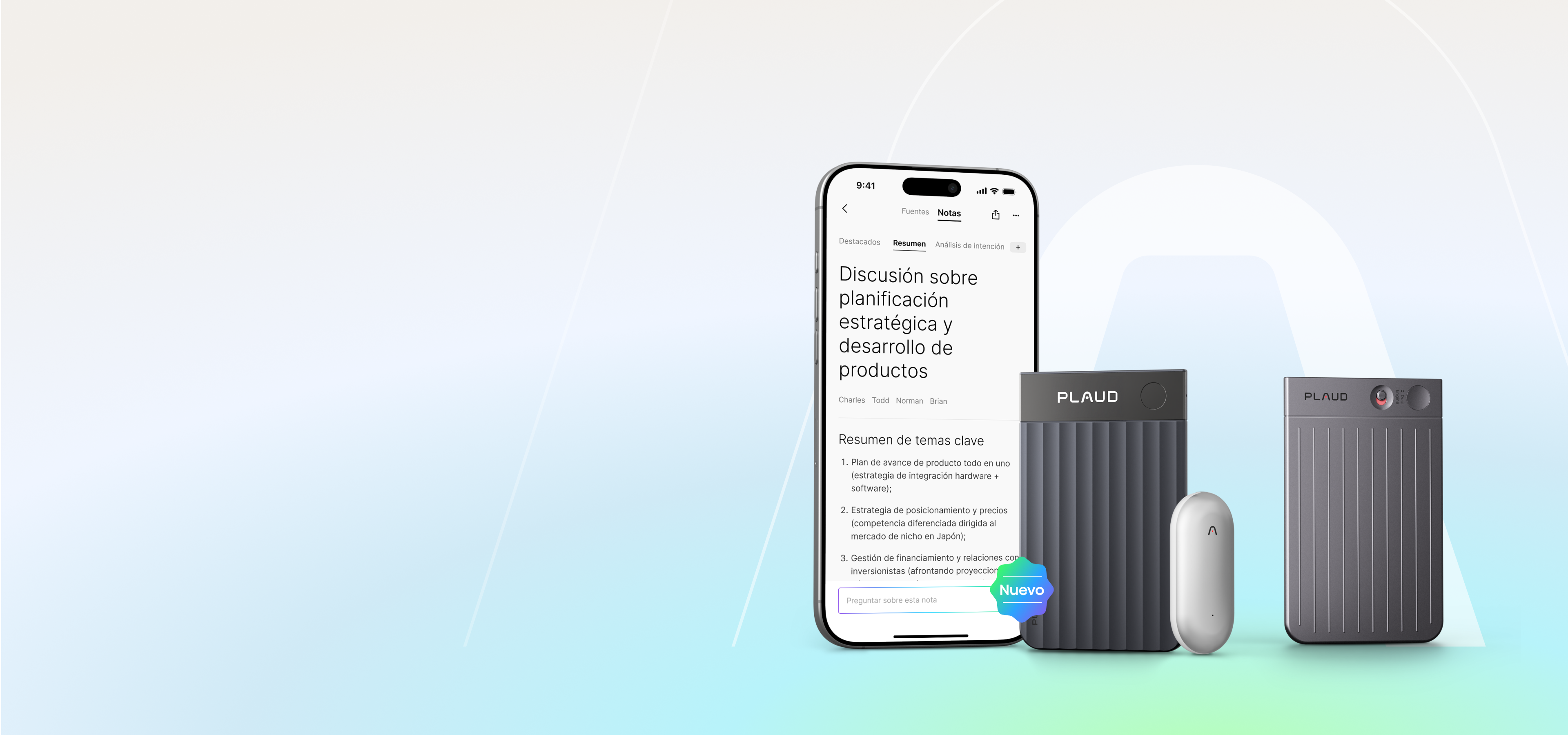 Plaud App en un teléfono, dos Plaud Note Pro negros y un Plaud NotePin blanco, mostrando el ecosistema de productos.