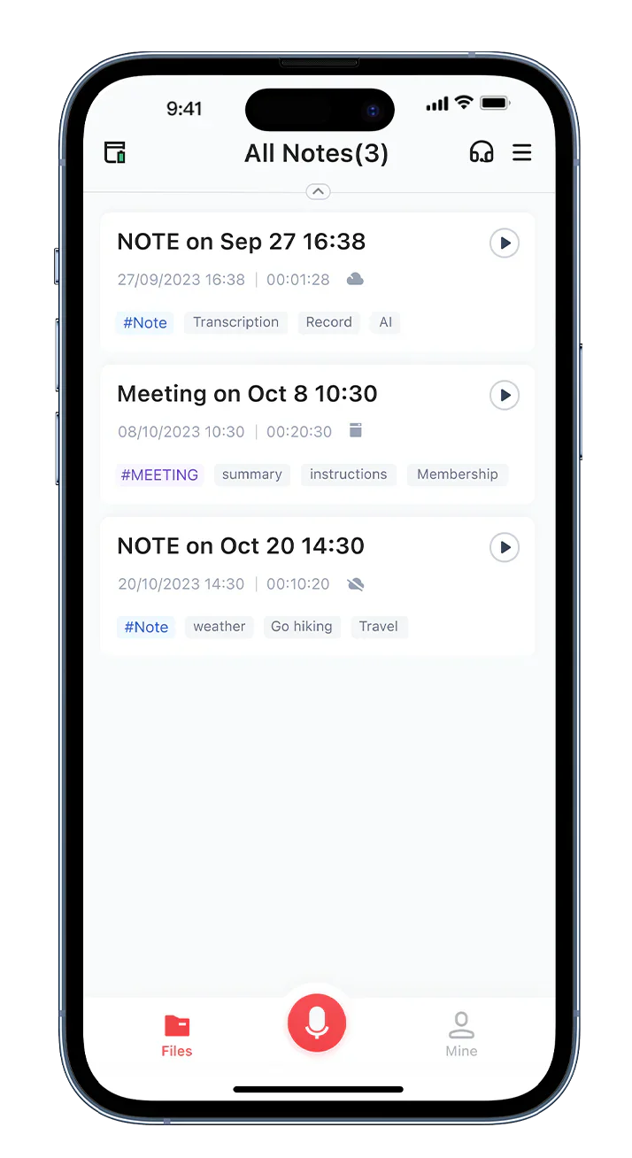 Pantalla de la Plaud App mostrando una lista de notas grabadas con fechas, duraciones y etiquetas.