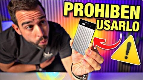 Hombre sorprendido sosteniendo un Plaud Note Pro plateado. Texto: "PROHIBEN USARLO" y señal de advertencia.